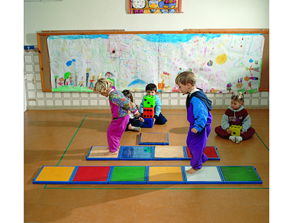 PASILLO DE SENSACIONES PLANTARES AMAYA 12 BASES 15 PLACAS DE DIFERENTES MATERIALES 38X38 CM